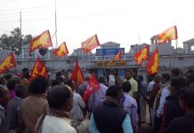 অবিলম্বে পুরুলিয়া জেলার সমস্ত ট্রেন চালু করার দাবিতে ফরওয়ার্ড ব্লকের আন্দোলন।