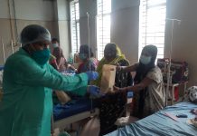 রঘুনাথপুর সুপার স্পেশালিটি হাসপাতালে ভর্তি থাকা রুগীদের ফল বিতরণে প্রাক্তন বিধায়ক।