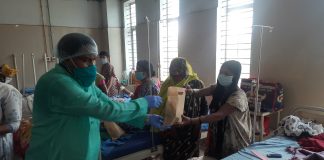 রঘুনাথপুর সুপার স্পেশালিটি হাসপাতালে ভর্তি থাকা রুগীদের ফল বিতরণে প্রাক্তন বিধায়ক।