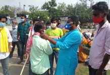 আদ্রা : দৈনিক সবজি বাজারে মাক্স বিতরণ।