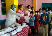 অনাথ শিশুদের সাহায্যে এগিয়ে এলেন পূর্ণচন্দ্র বাউরি।