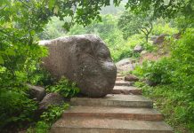 টানা বৃষ্টিতে ধসে পড়ল পুরুলিয়া জেলার রঘুনাথপুরের জয়চন্ডী পাহাড়ের পাথরের চাঙ্গড়।