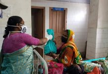 মানবাজার তৃণমূল মাধ্যমিক শিক্ষক সমিতির পক্ষ থেকে মাস্ক ও রোগীদের খাবার বিতরণ।