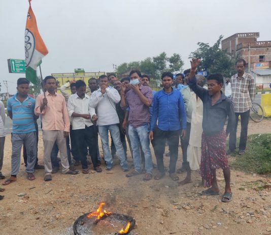 মূল্যবৃদ্ধির প্রতিবাদে যুব তৃনমূলের বিক্ষোভ।