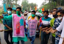 পেট্রোপণ্যের মূল্যবৃদ্ধির প্রতিবাদে রঘুনাথপুর বিধানসভা তৃণমূল কংগ্রেসের পক্ষ থেকে প্রতিবাদ মিছিল।