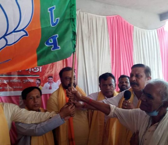 কংগ্রেস ছেড়ে বিজেপিতে যোগদান।