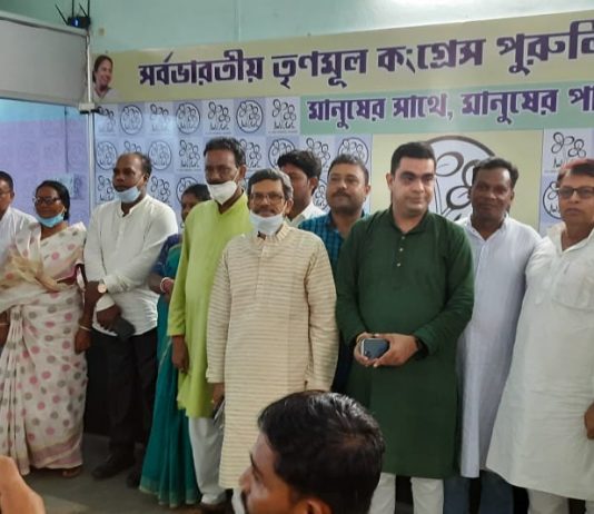 নবীন ও প্রাক্তনদের নিয়ে তৃণমূলের বিশেষ বৈঠক।