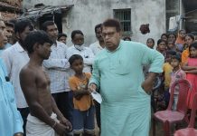 হাতির হামলায় মৃত ব্যক্তির পরিবারের হাতে আর্থিক সাহায্য