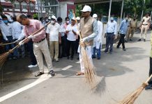 आद्रा मंडल में मनाया गया गांधी जयंती, मंडल रेल प्रबंधक एवं अधिकारियों ने किया श्रमदान ।