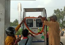 পাম্পে মালা পরিয়ে বিক্ষোভ।