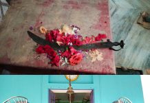 প্রতিমার সঙ্গে পুজো পায় তরবারিও, জোড়বেড়িয়ার রায় পরিবারের দুর্গাপুজোয়।