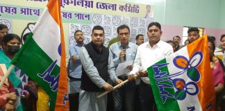 বিজেপি ছেড়ে তৃণমূলে যোগদান বিজেপি নেতার।