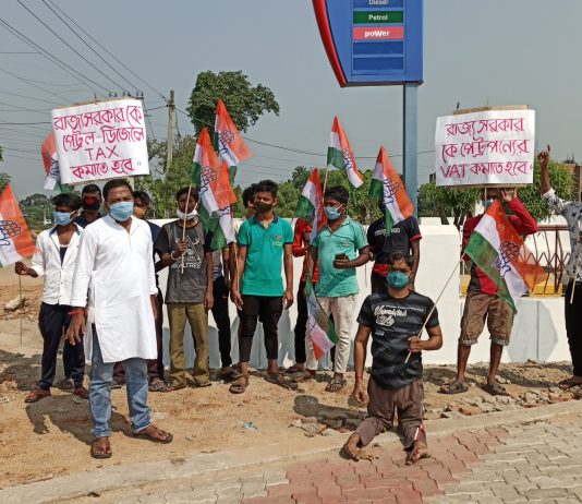 পেট্রোপণ্যের উপর রাজ্য সরকারের ভ্যাট ও ট্যাক্স কমানোর দাবিতে বিক্ষোভ কংগ্রেসের।