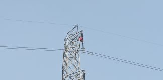 বিদ্যুতের হাইটেনশন টাওয়ারে ১৮ ঘন্টা উঠে রইলো এক ব্যক্তি। তারপর যা হলো…