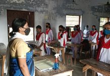 স্কুল খুলতেই খুশি ছাত্রীসহ স্কুলের শিক্ষিকারা।