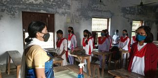 স্কুল খুলতেই খুশি ছাত্রীসহ স্কুলের শিক্ষিকারা।