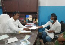 “দুয়ারে সরকার” শিবিরে আধার কার্ড তৈরির দাবিতে কংগ্রেসের স্মারকলিপি।