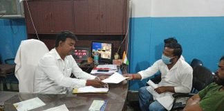 “দুয়ারে সরকার” শিবিরে আধার কার্ড তৈরির দাবিতে কংগ্রেসের স্মারকলিপি।