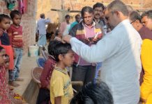 পুরুলিয়ার চার পরাযায়ী শ্রমিকদের বাড়িতে উপস্থিত রাজ্যের ক্ষুদ্র কুটির শিল্প প্রতিমন্ত্রী শ্রীকান্ত মাহাত।
