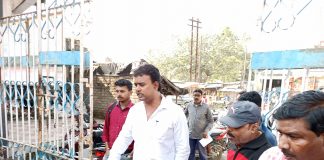 রঘুনাথপুর পৌরসভার অস্থায়ী কর্মীদের অবস্থান-বিক্ষোভ।