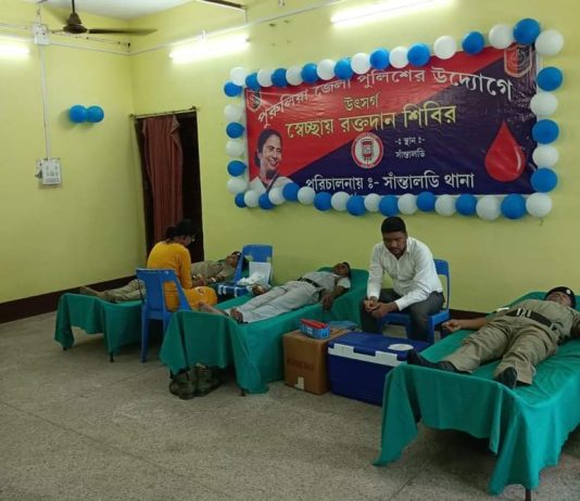 সাওঁতালডিহি থানার ব্যবস্থাপনায় স্বেচ্ছায় রক্তদান শিবির।