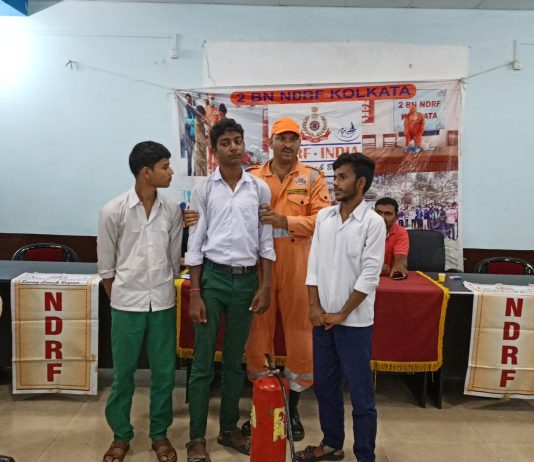 বিপর্যয়কালিন পরিস্থিতির মোকাবিলায় করনীয় বিষয় সম্পর্কে পড়ুয়াদের পাঠ দিলেন NDRF সদস্যরা।