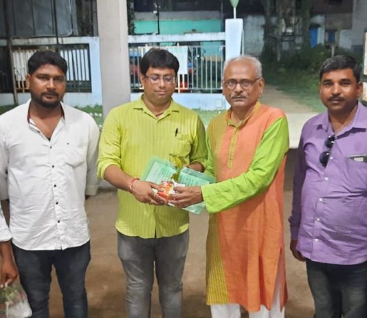 শিক্ষক দিবসে শিক্ষকদের ফুলস্তবক ও মানপত্র দিয়ে সংবর্ধনা কাউন্সিলারের।