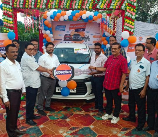 পেট্রোল কিনে লটারিতে আস্ত একটা দামী গাড়ি পেলেন রঘুনাথপুরের এক যুবক।