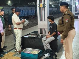 জয়চন্ডী রেল স্টেশন থেকে দিল্লির এক যুবকের ব্যাগ ভর্তি গাঁজা উদ্ধারে চাঞ্চল্য,গ্রেফতার যুবক।