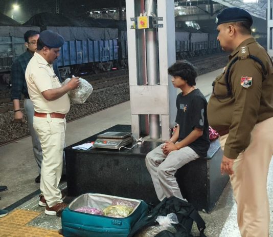 জয়চন্ডী রেল স্টেশন থেকে দিল্লির এক যুবকের ব্যাগ ভর্তি গাঁজা উদ্ধারে চাঞ্চল্য,গ্রেফতার যুবক।